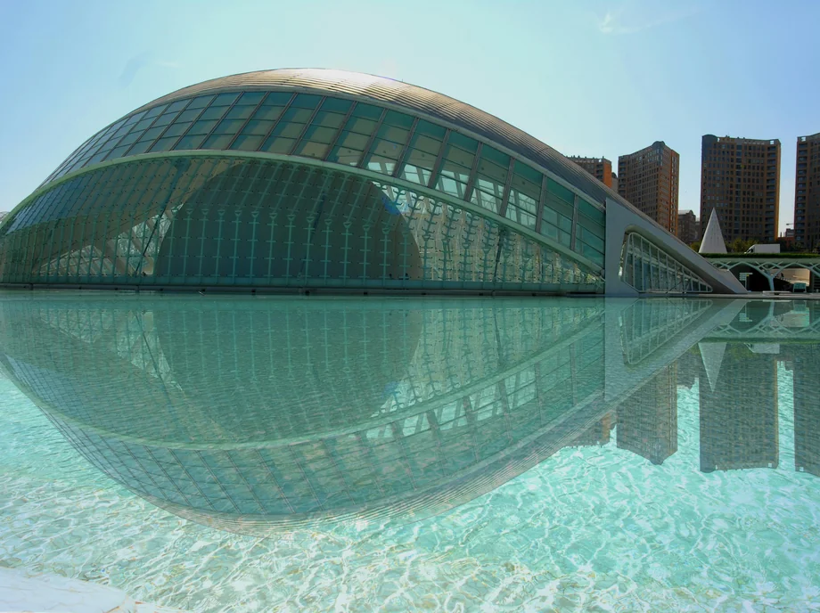 L'Hemisfèric de la Ciudad de las Artes y las Ciencias de Valencia reflejado sobre el estanque de agua.