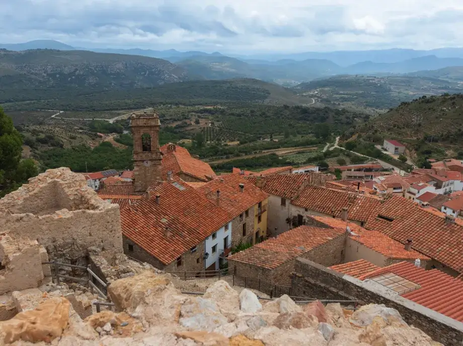 Vista panorámica del paisaje montañoso y los tejados de Culla durante la excursión cultural desde Valencia
