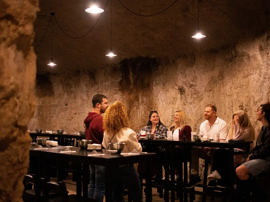 Sommelier wyjaśniający połączenia wina i sera
