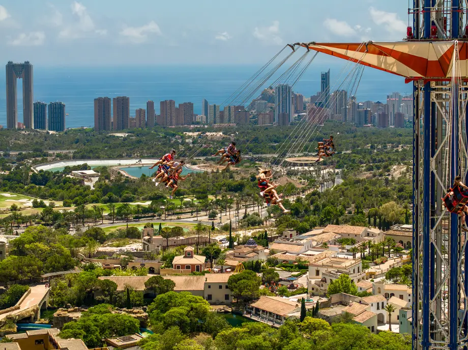Vue panoramique de Terra Mitica à Benidorm avec les attractions et l'horizon de la ville en arrière-plan.
