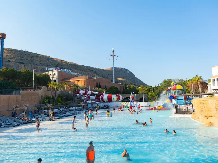 Piscine et espace aquatique de Terra Mitica à Benidorm avec des familles profitant de l'été.