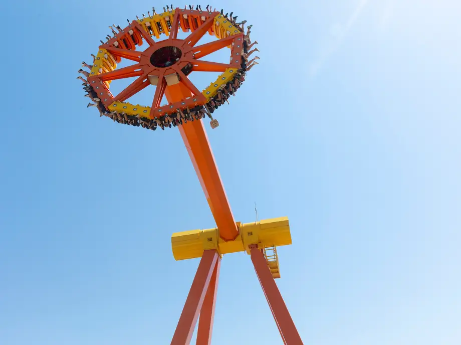 L'attraction tournante de Terra Mitica à Benidorm s'élève au-dessus du ciel bleu.