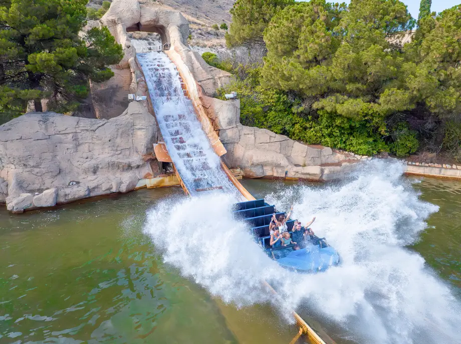 Attraction aquatique à Terra Mitica à Benidorm avec un bateau descendant une cascade.