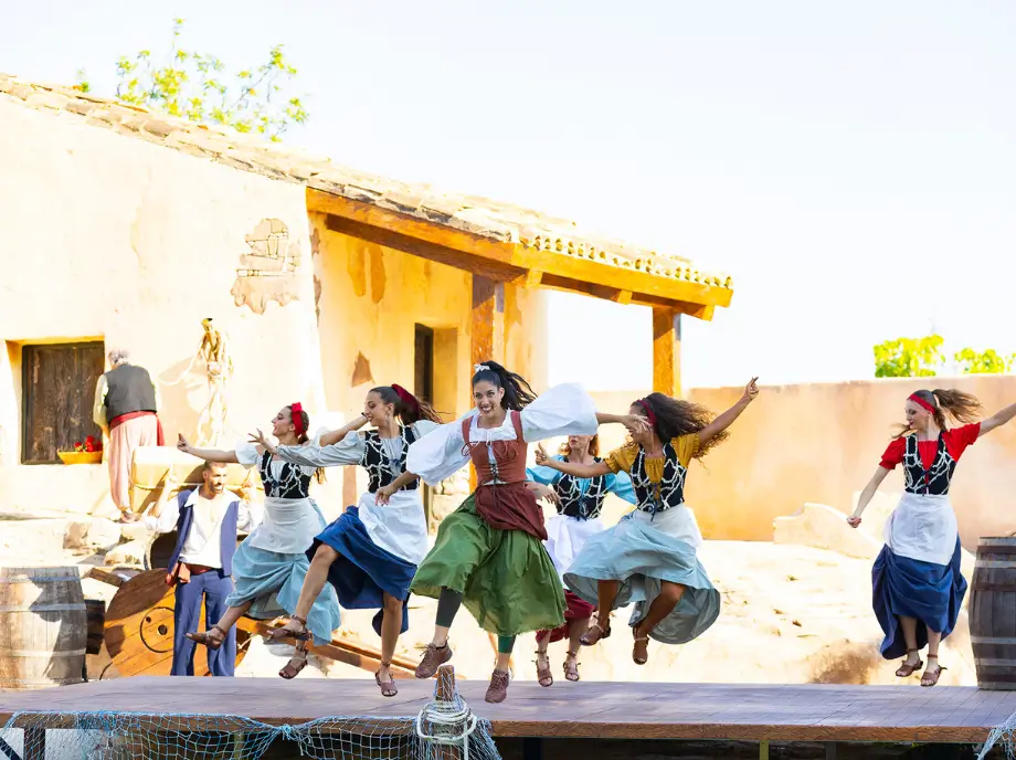 Spectacle de danse à Terra Mítica Benidorm avec des artistes se produisant sur une scène à thème.