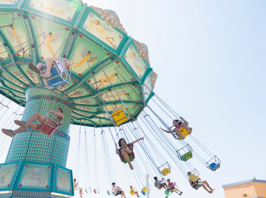 Attraction de chaises volantes à Terra Mitica Benidorm, où les visiteurs tournent dans les airs.