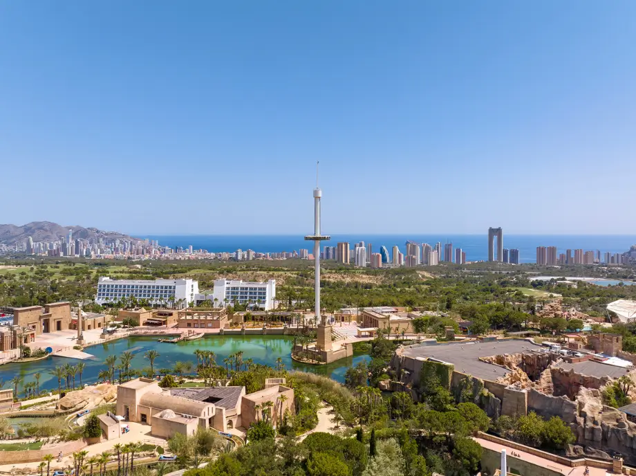 Vue aérienne de Terra Mitica à Benidorm avec les attractions et le paysage méditerranéen.