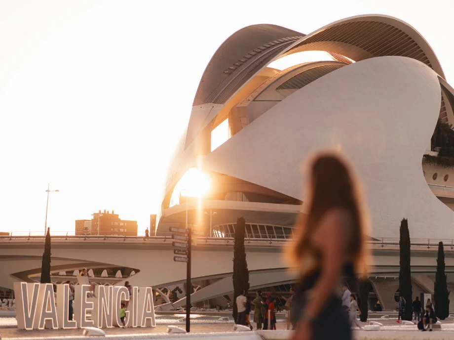 Atardecer sobre el Palau de les Arts en la Ciudad de las Artes y las Ciencias de Valencia, junto al letrero VALENCIA.