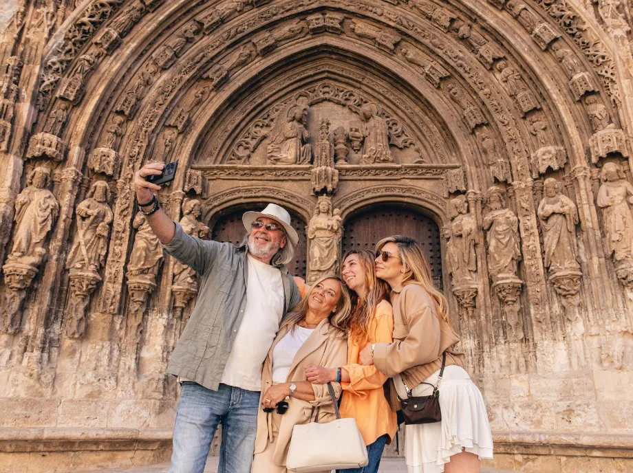 Familia haciéndose un selfie ante la portada gótica de Santa María en Requena.