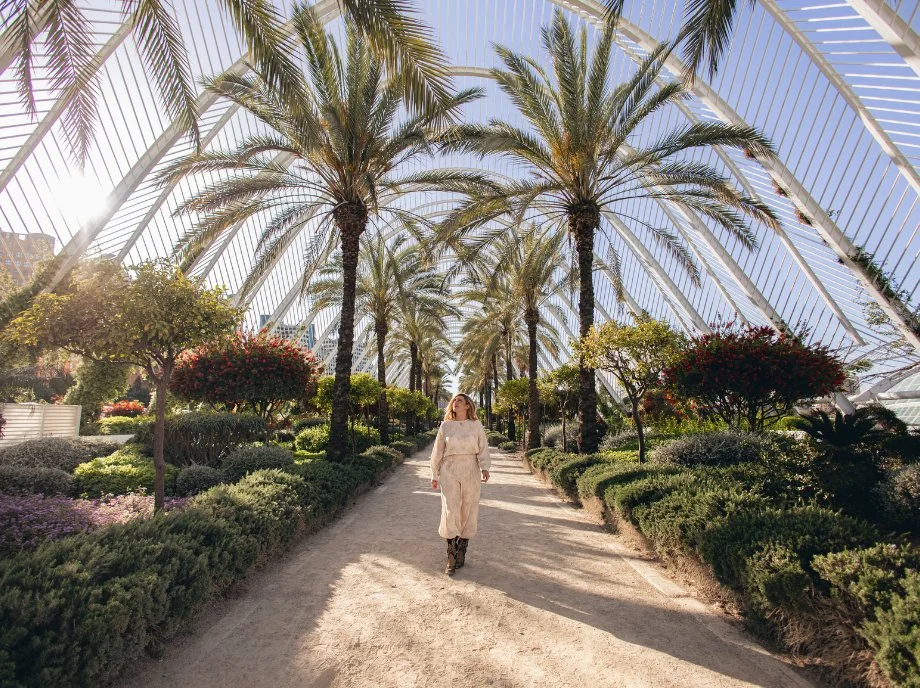 Mujer paseando entre palmeras en el jardín de L'Umbracle, Ciudad de las Artes y las Ciencias de Valencia.