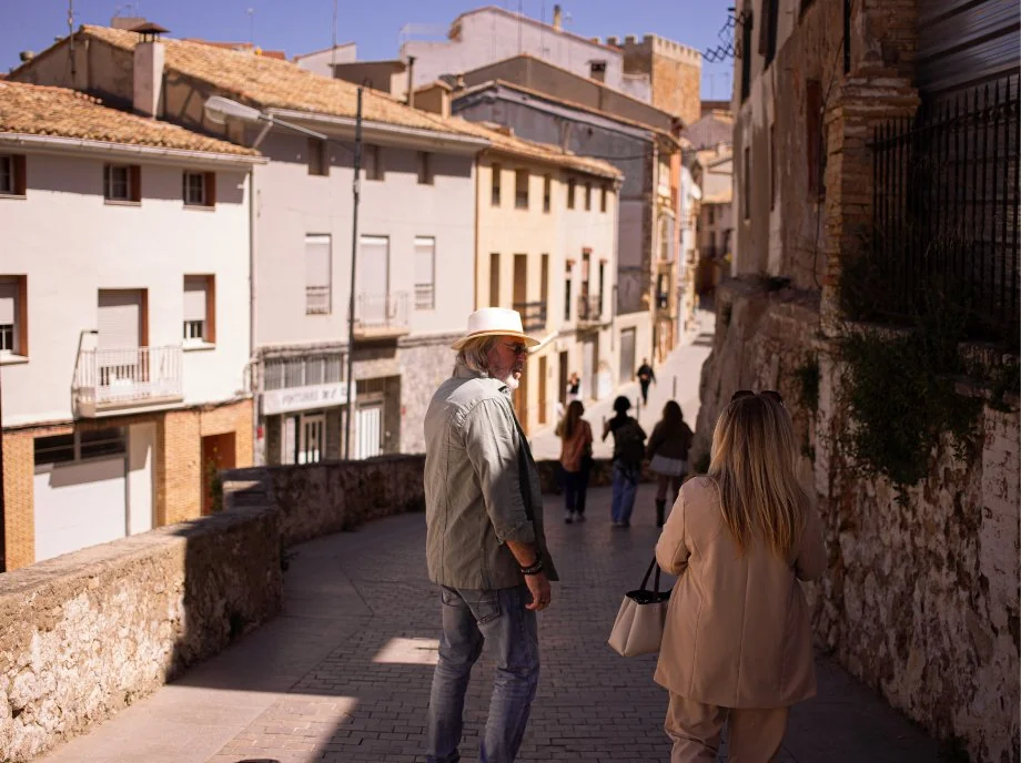 Pareja paseando por las calles empedradas del casco antiguo de Utiel-Requena.