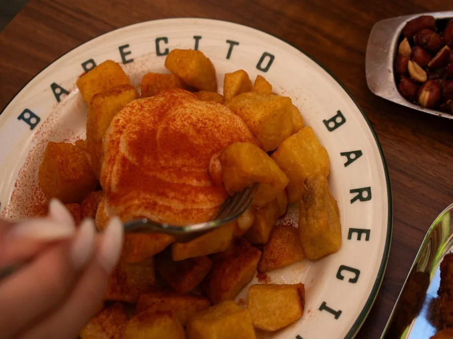 Plato de patatas bravas con salsa brava y pimentón en Barecito Valencia