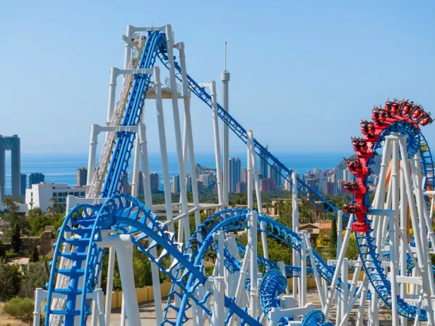 Les montagnes russes bleues de Terra Mitica, à Benidorm, avec vue sur la mer Méditerranée.