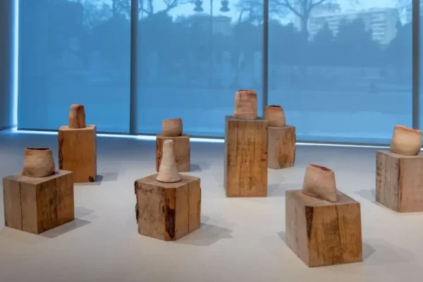 Pièces d'argile dans une exposition d'art contemporain au musée IVAM de Valence.