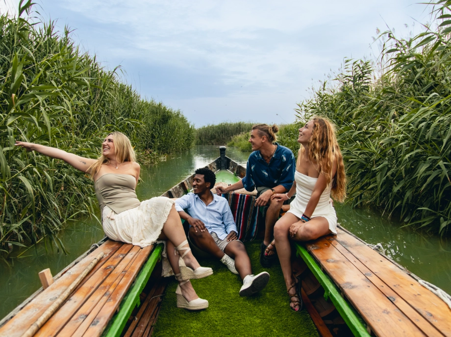 Grupo recorriendo en barca eléctrica el lago de la Albufera