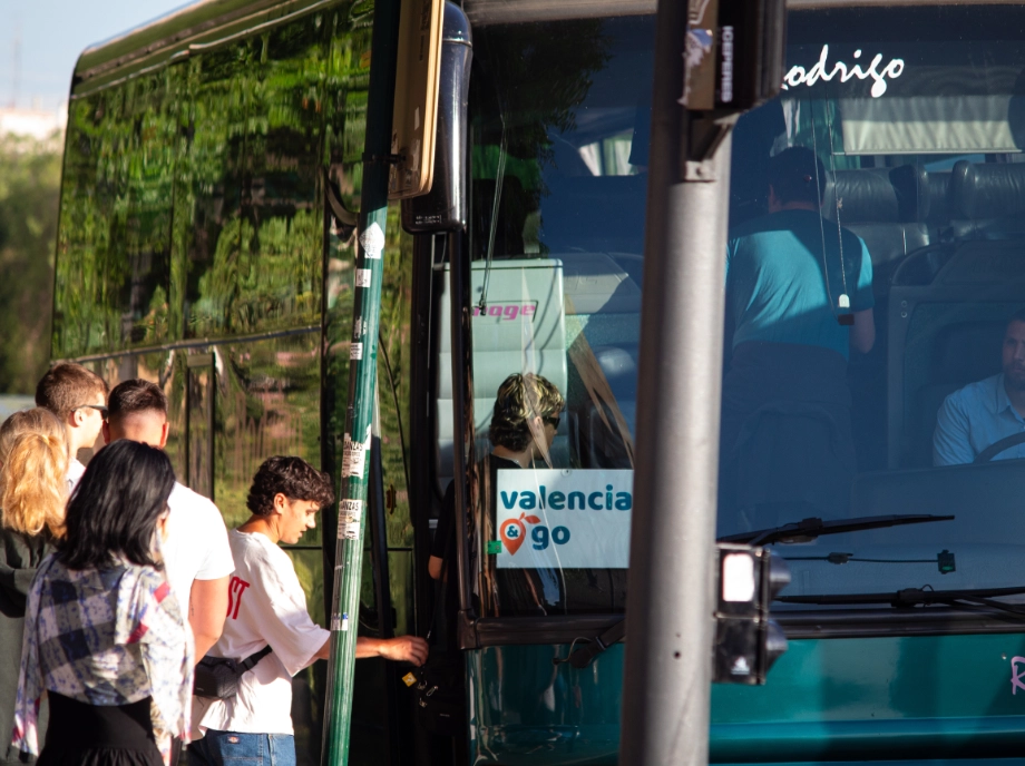 Participantes subiendo al bus
