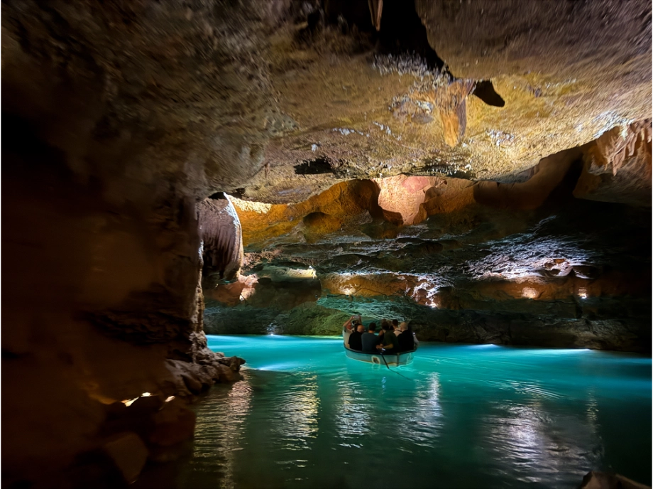 Recorrido en barca por el interior de las cuevas de San José