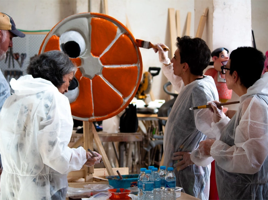 Pintando ninots en el taller fallero