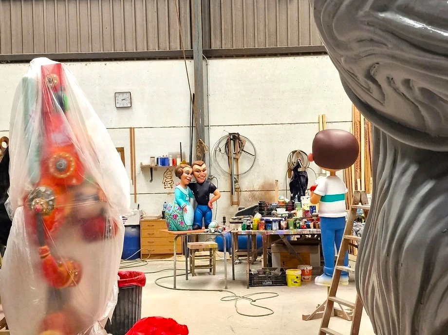 Ninots en el taller fallero