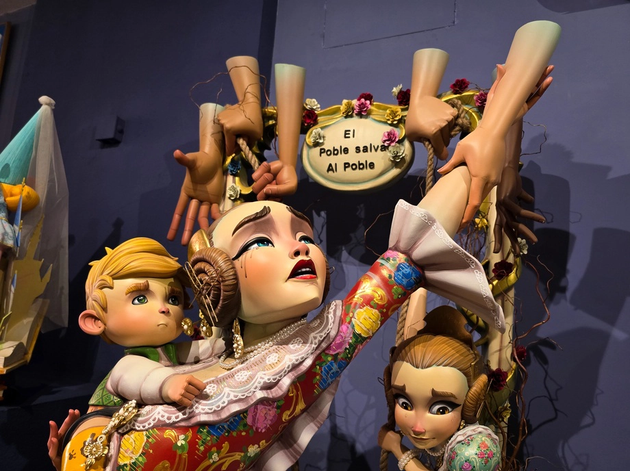Ninot pintado para fallas en Valencia