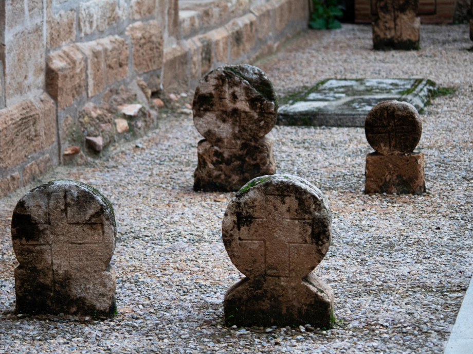 Tumbas del cementerio urbano durante el tour