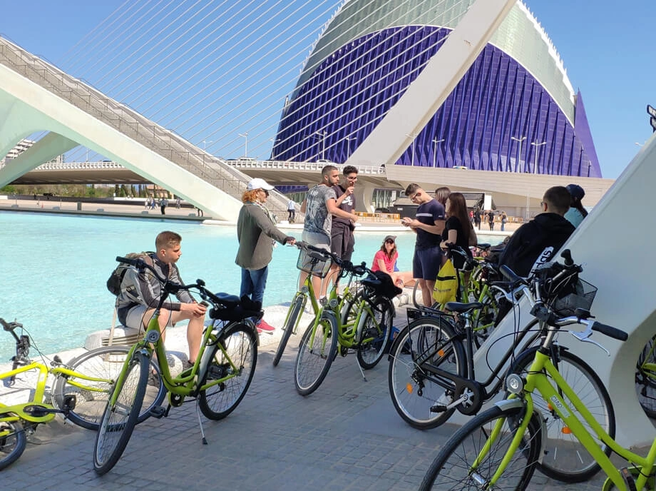 Participantes en la ciudad de las Artes y las Ciencias en ruta en bici